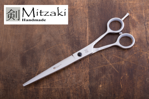 Aus unserem Schnäppchenmarkt : Friseurschere, SevenBlack700 (7,0 ZOLL) Hohlschliff,gleichlange Schenkel in klassischer Form, Klingen aus hochwertigem Stahl, DGT-polish, Schraube mit schwarzem Stein incl. Einstellschlüssel
